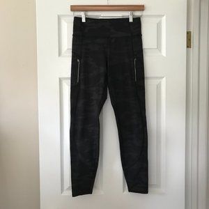 Athleta Rainer Tight S Small Black Camo Reflective